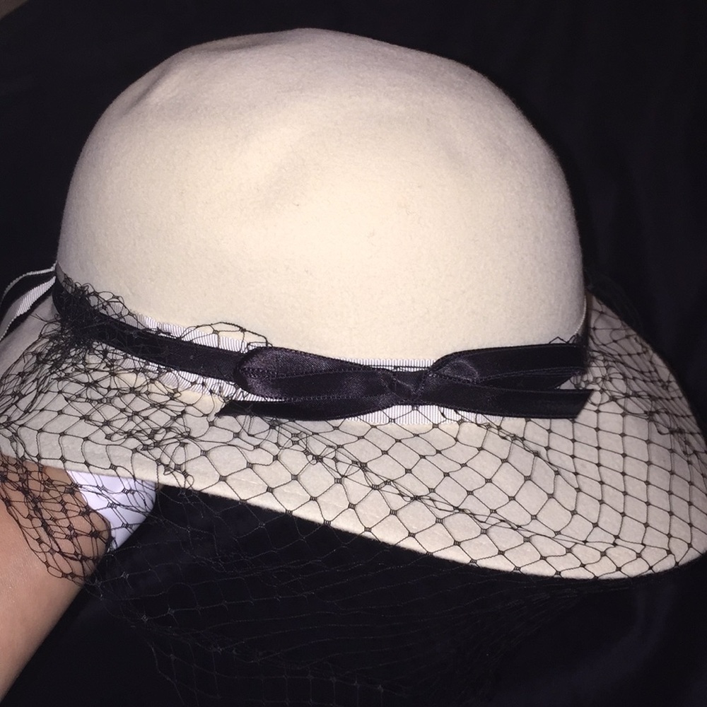 Vintage off white hat with lace